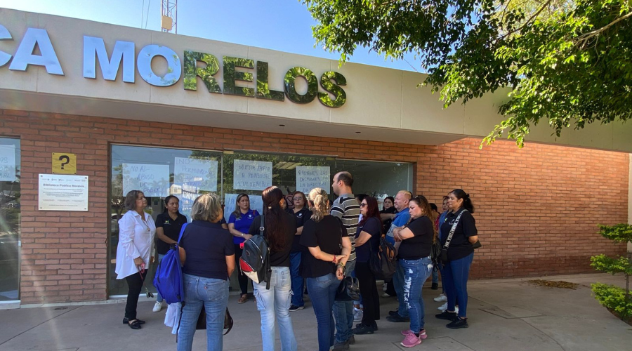 Manifestación de trabajadores en la Biblioteca Morelos