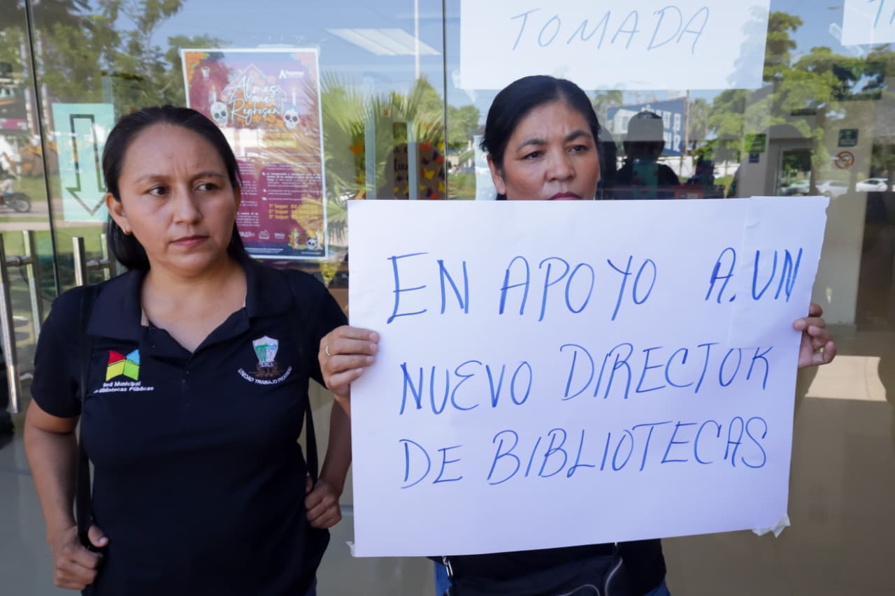 Manifestación de trabajadores de la Red Municipal de Bibliotecas Públicas en Ahome en la Biblioteca Morelos.