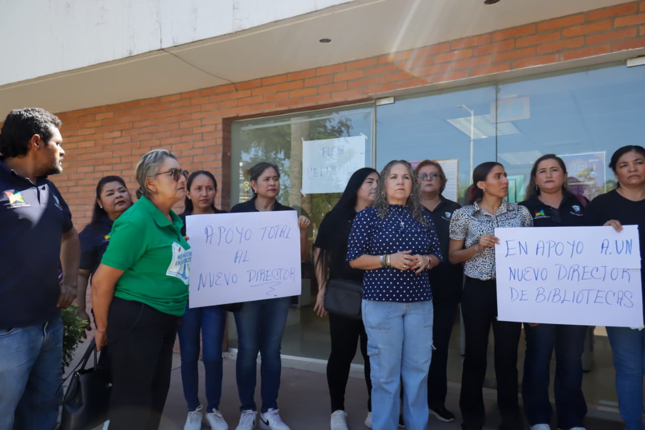Manifestación de trabajadores de la Red Municipal de Bibliotecas Públicas en Ahome en la Biblioteca Morelos.