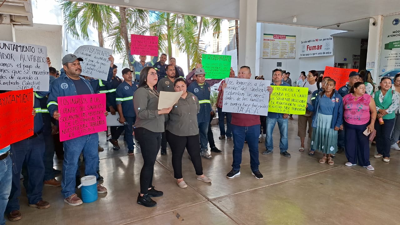 Manifestación pacífica de sindicalizados del Ayuntamiento de Salvador Alvarado.