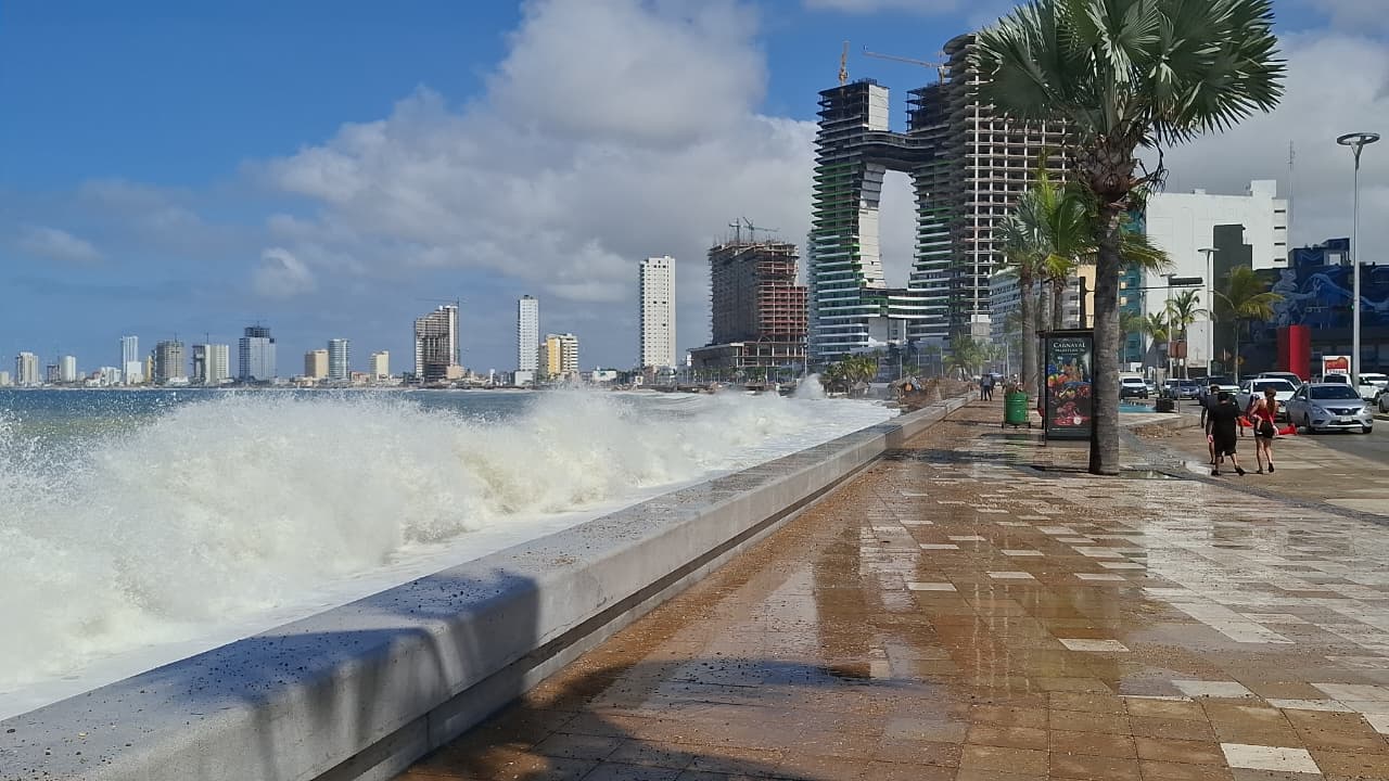 Oleaje elevado en el malecón de Mazatlán.