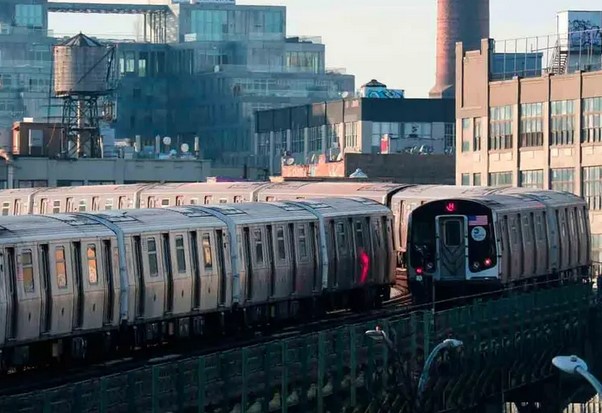 ¡Tragedia en Nueva York! Dos adolescentes mueren al intentar reto viral “subway surfing” en el metro