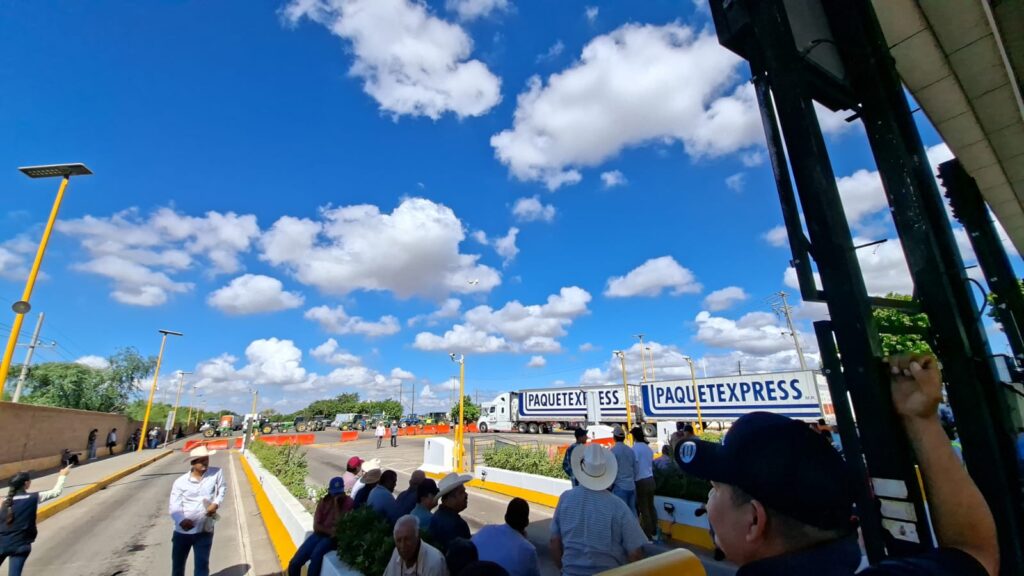 Bloqueo de productores en la México 15,