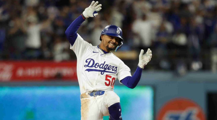 Mookie Betts celebra su doble durante el Dodgers vs Cincinnati en Postemporada de MLB