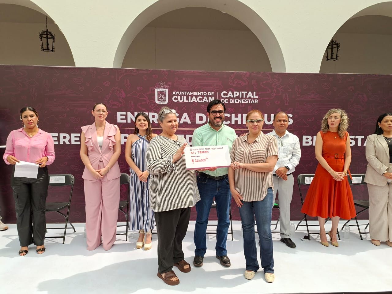 Entrega de 10 cheques del programa “Mujeres Emprendedoras por el Bienestar”.