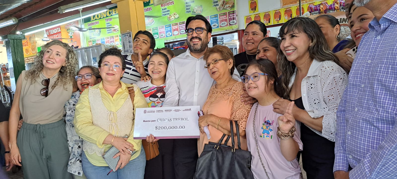 Alcalde entregando un apoyo a las 