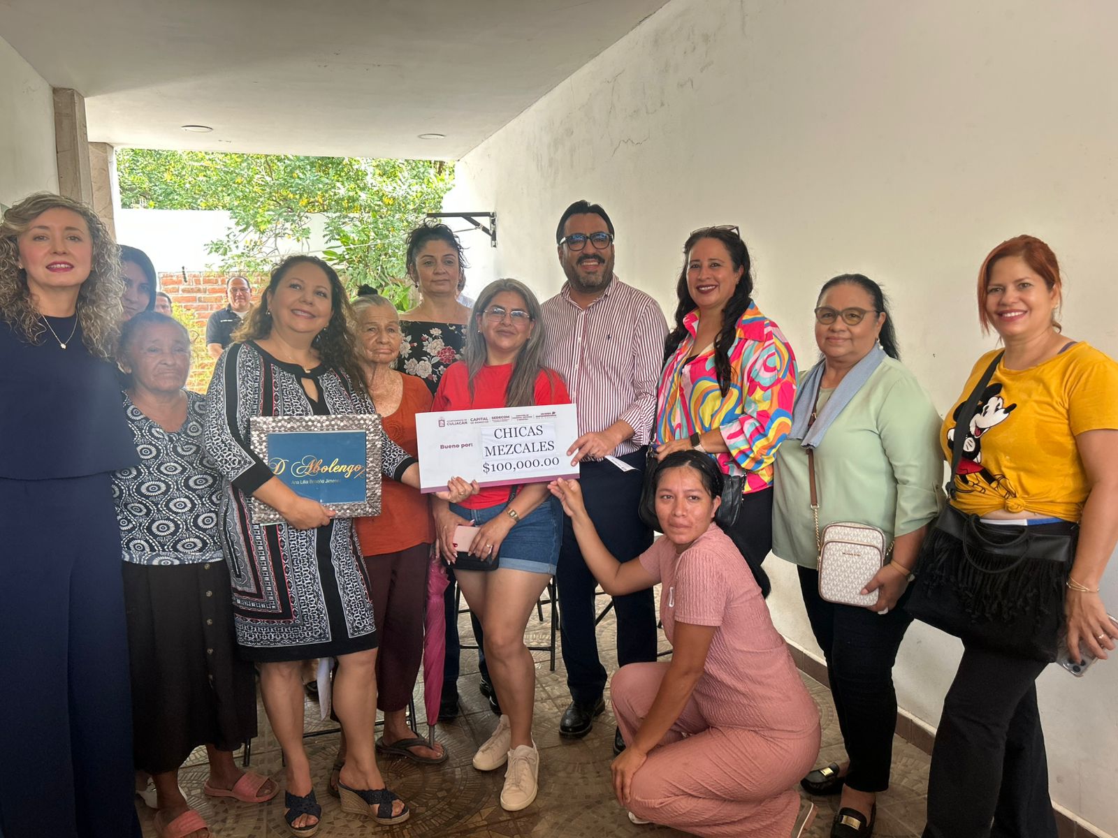 Alcalde de Culiacán entrega cheque por 100 mil pesos del programa Mujeres Emprendedoras por el Bienestar