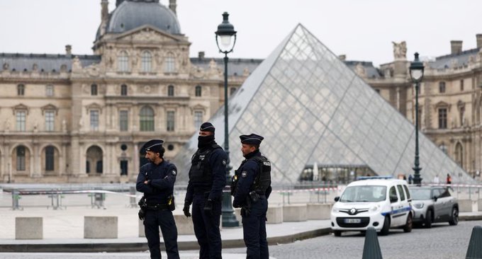 Reportan robo en el Museo del Louvre en París; se llevaron joyas 
