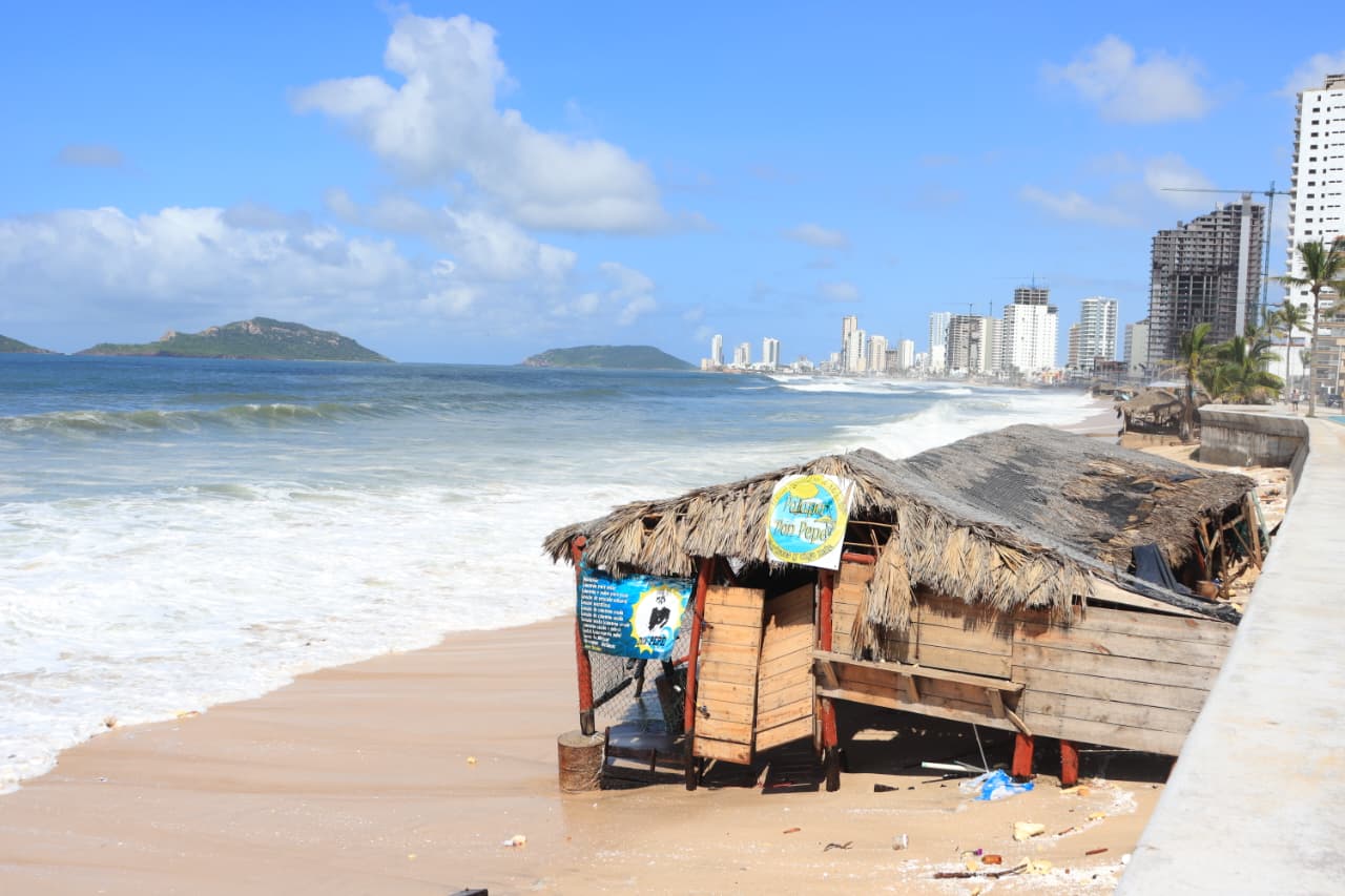 Alto oleaje en Mazatlán deja estragos