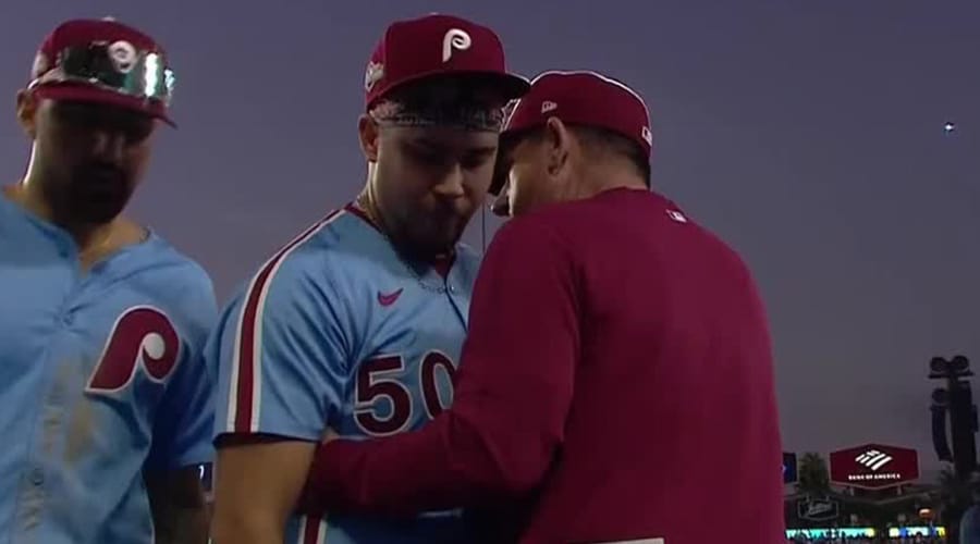 Orion Kerkering se lamenta rumbo al dugout tras error ante Los Ángeles Dodgers en MLB