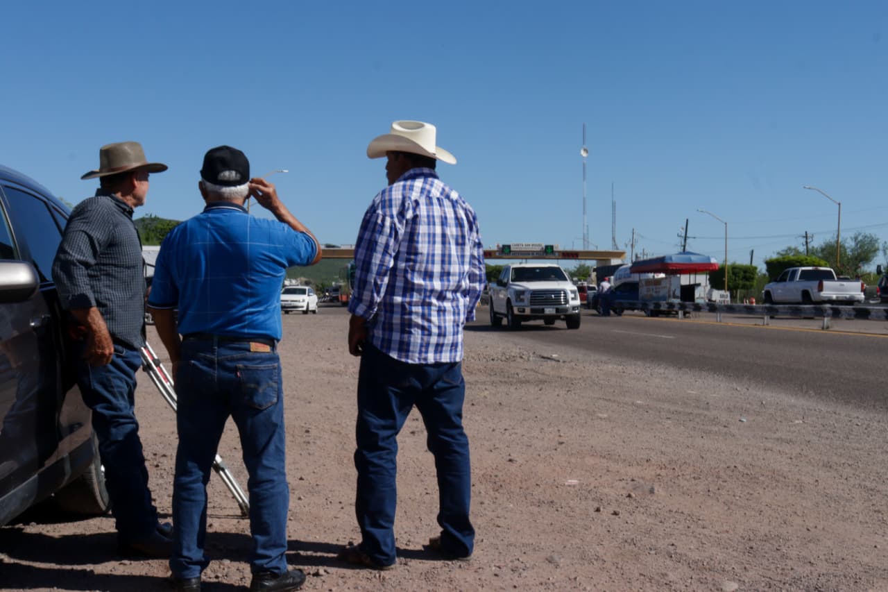 Productores agrícolas cumplen advertencia y toman la México 15 en la caseta de San Miguel en Ahome