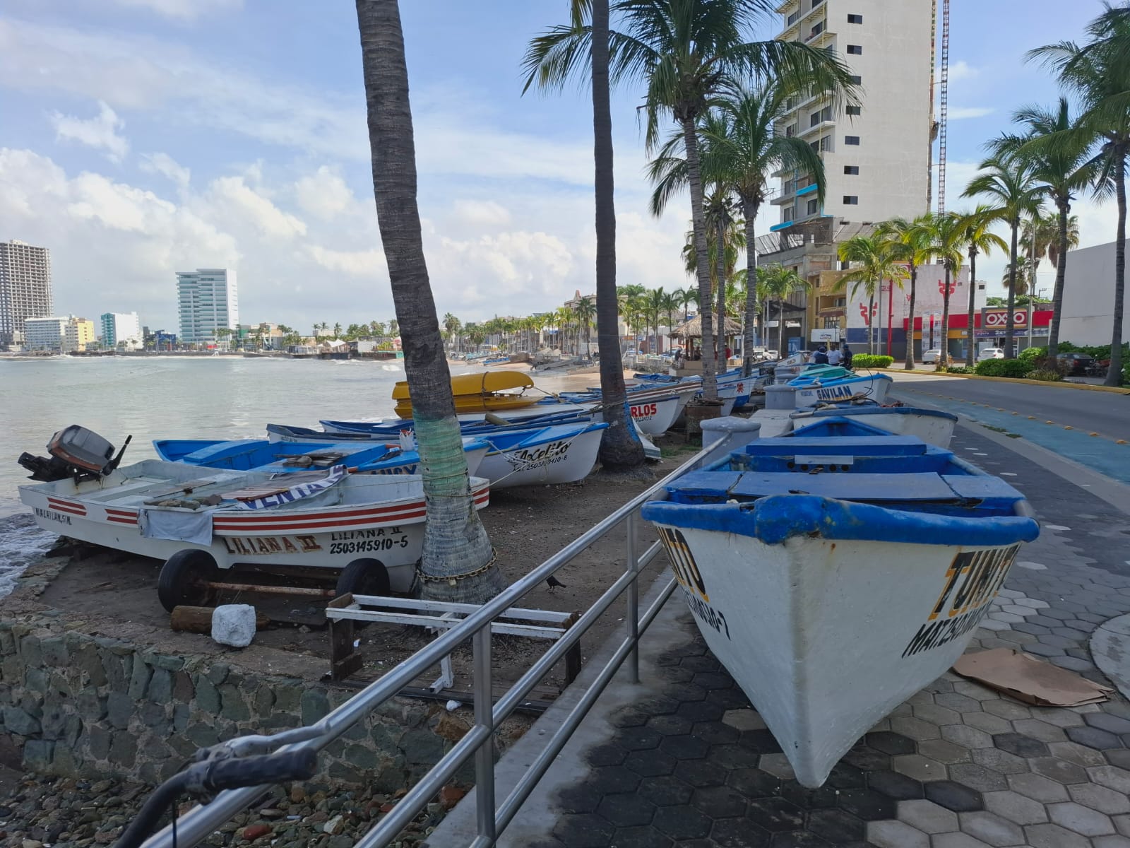 Pangas de pescadores en la orilla del malecón.