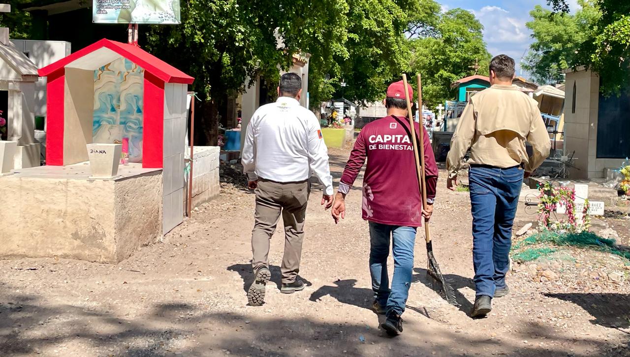 Personal del Ayuntamiento de Culiacán en un panteón de la ciudad.