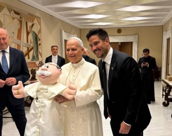 El Dr. Simi llega al Vaticano: papa León XIV recibe su icónico peluche de manos de Víctor González