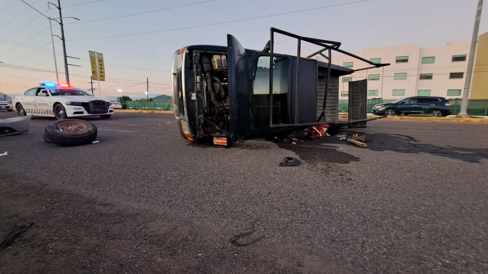 Papá e hijo resultan con golpes leves en choque y volcadura al norte de Culiacán