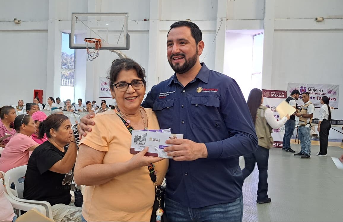 Entrega de tarjetas de la Pensión Mujeres Bienestar en Mazatlán.