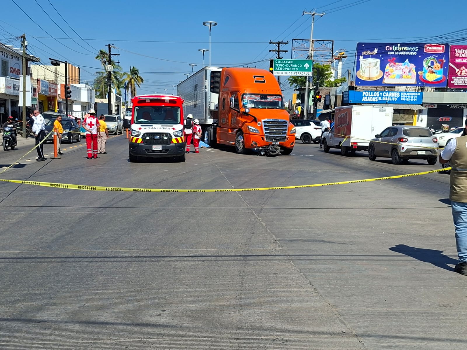 Zona acordonada en donde ocurrió un accidente y una motociclista perdió la vida.