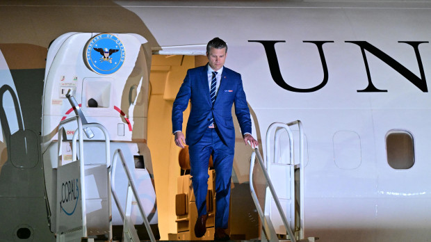 Avión del Secretario de Defensa de EU sufre aterrizaje de emergencia en Reino Unido