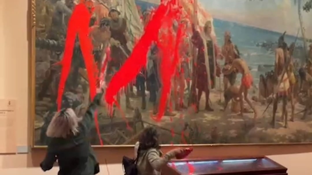 Activistas lanzan pintura roja sobre cuadro de Cristóbal Colón en Madrid: VIDEO