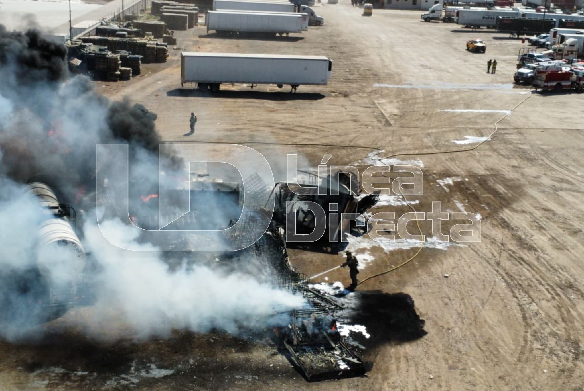 Incendio de pipa cargada de diésel en Los Mochis.