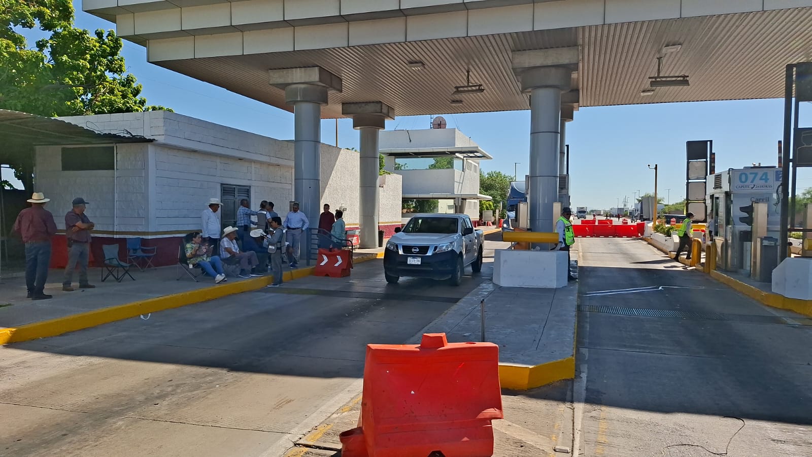 Plantón de productores en la caseta Cuatro Caminos.