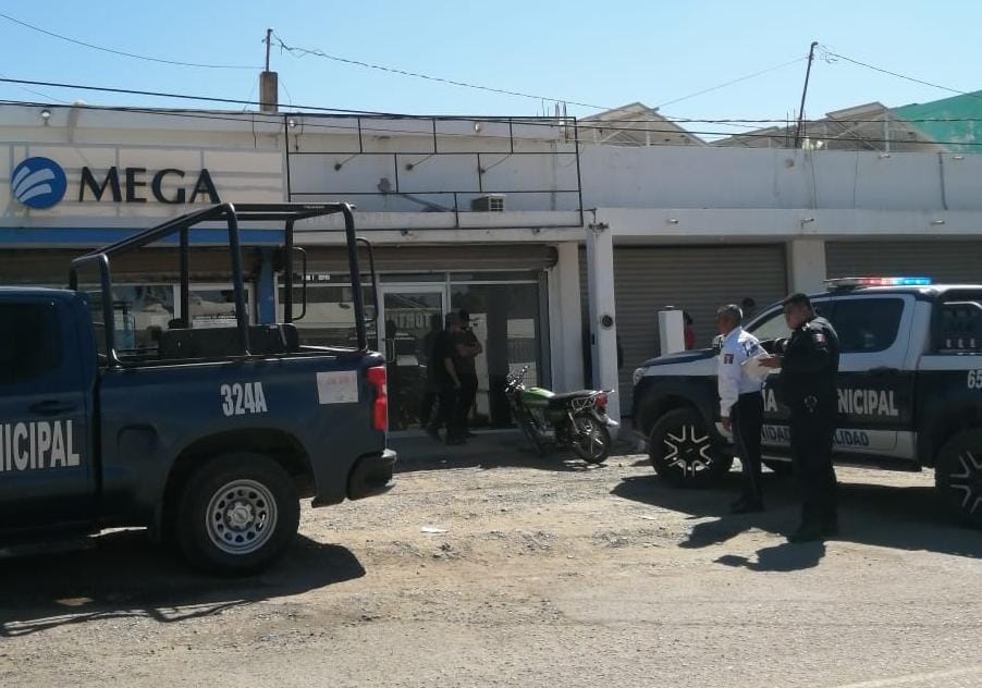 Joven motociclista se impacta contra un vehículo