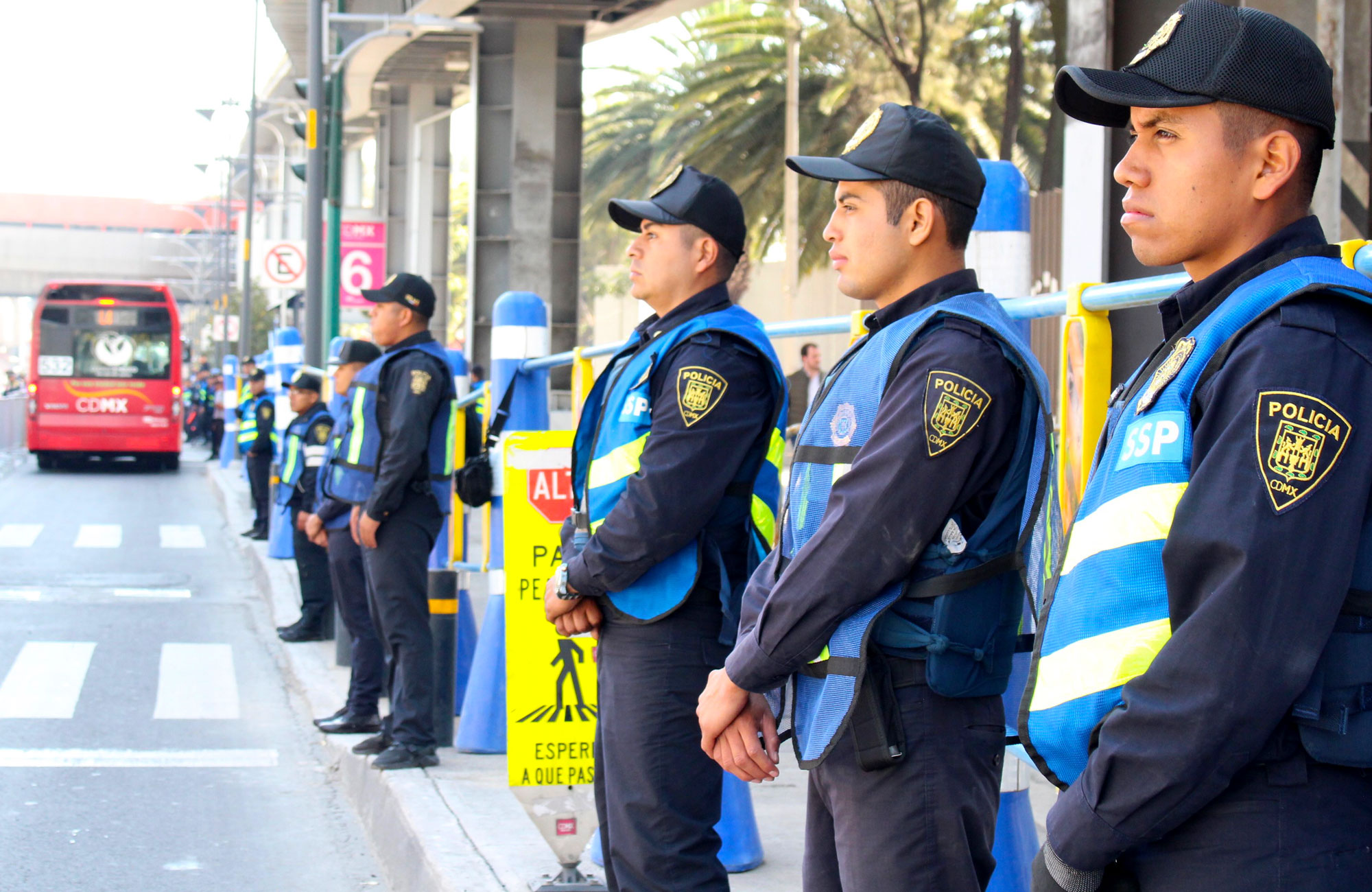 Policías vigilando el evento de la Fórmula 1 en CDMX