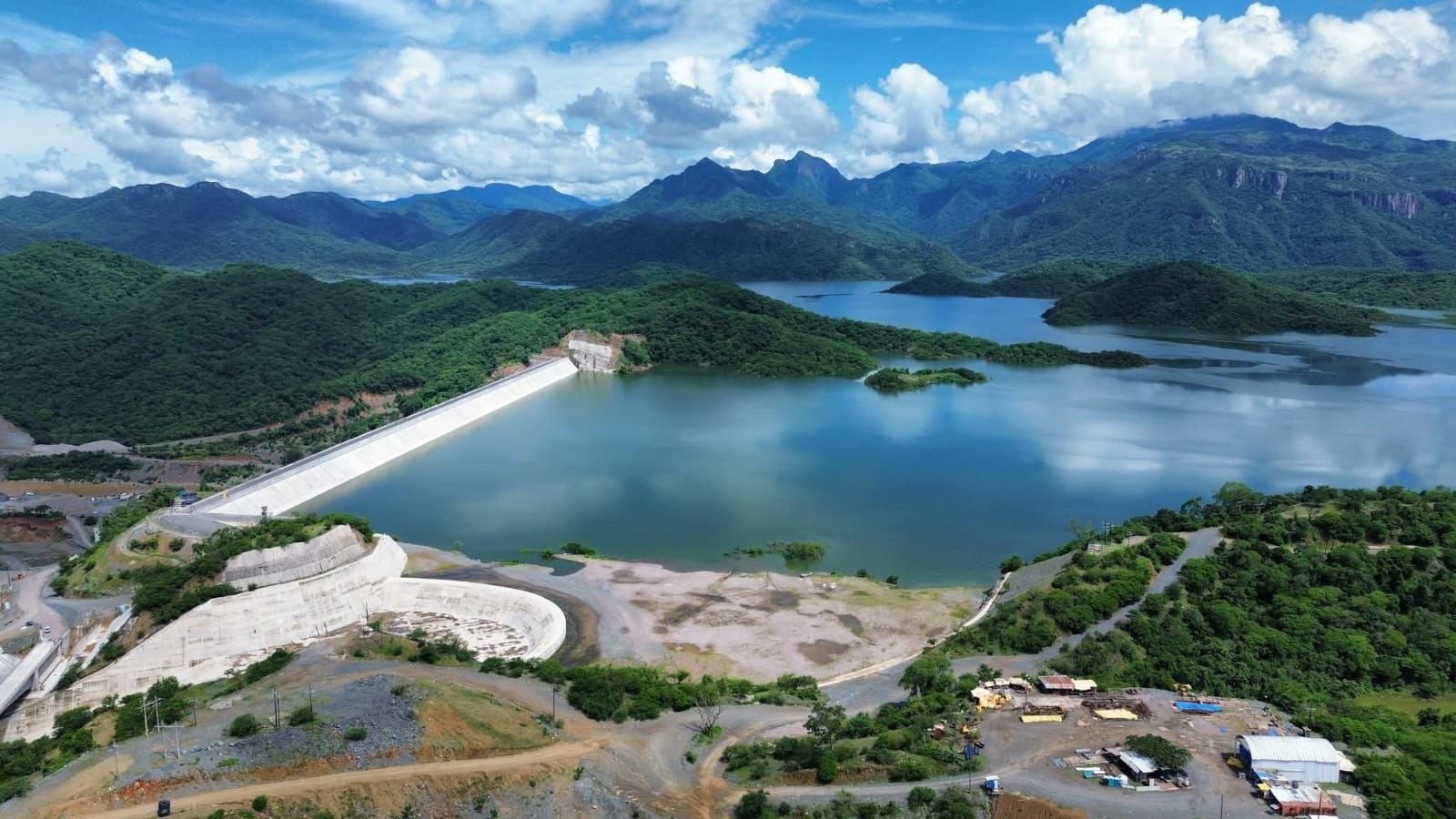 Vista aérea de una presa en Sinaloa.
