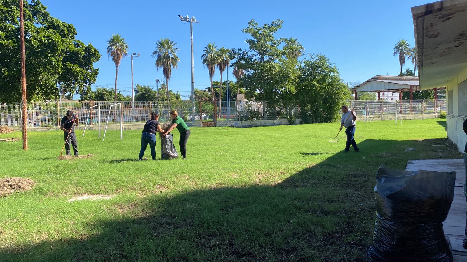 Padres y alumnos limpian primaria de Los Mochis