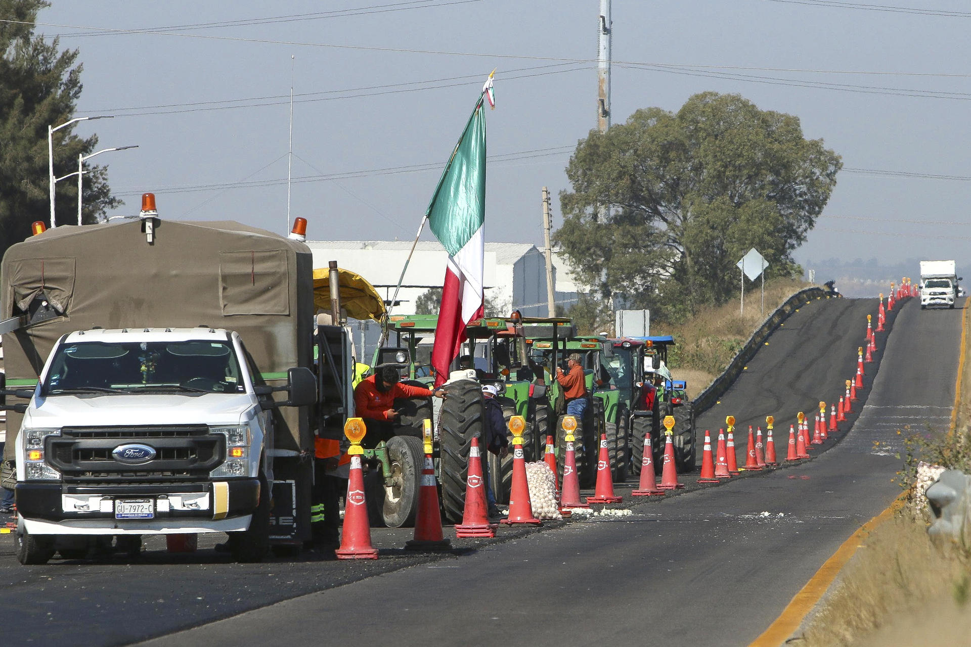 Productores agrícolas bloquean carreteras