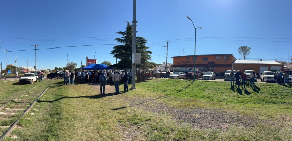 Productores de Chihuahua mantendrán bloqueo en vías del tren y protestas en puentes internacionales