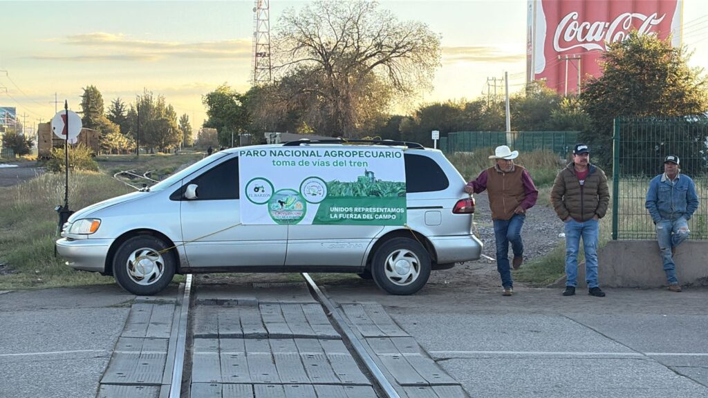 Productores de Chihuahua mantendrán bloqueo en vías del tren y protestas en puentes internacionales