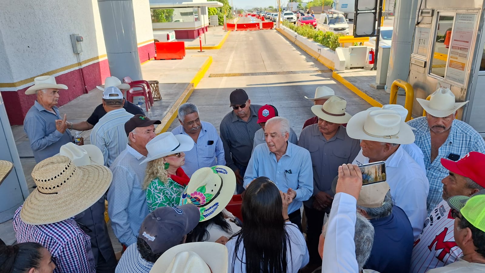 Productores de Guasave en la caseta de Cuatro Caminos.