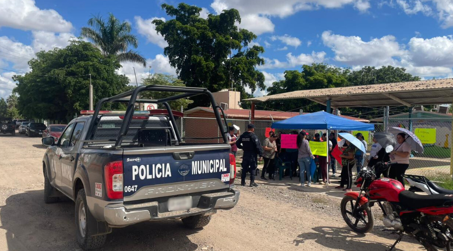Madres de familia protestan frente al Jardín de Niños “Gilberto Owen”