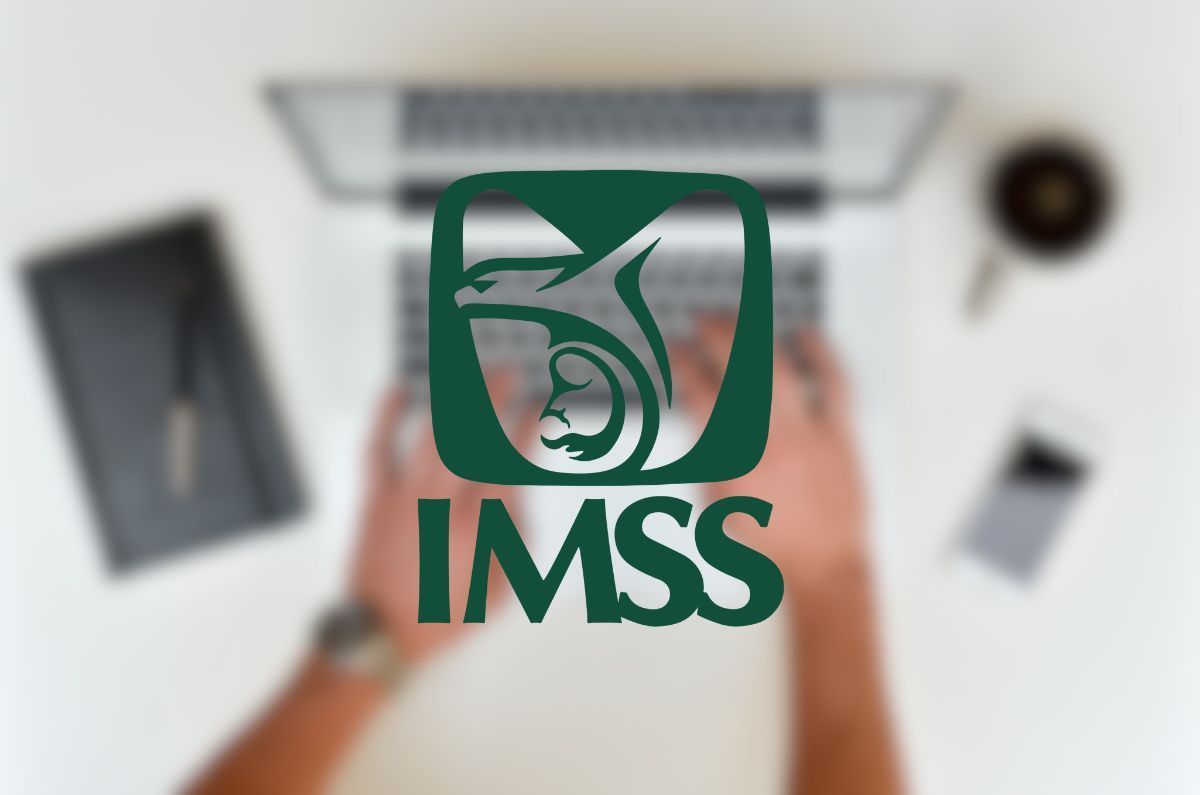 Logotipo del IMSS con una laptop de fondo y una taza de café