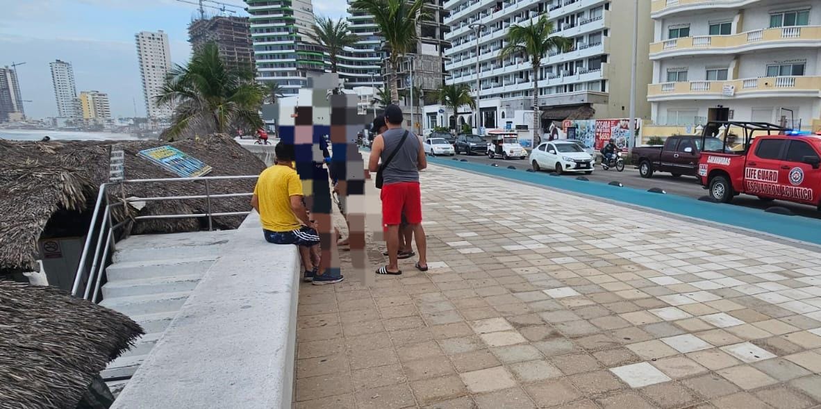 Escuadrón de Salvamento Acuático auxiliando a un bañista.
