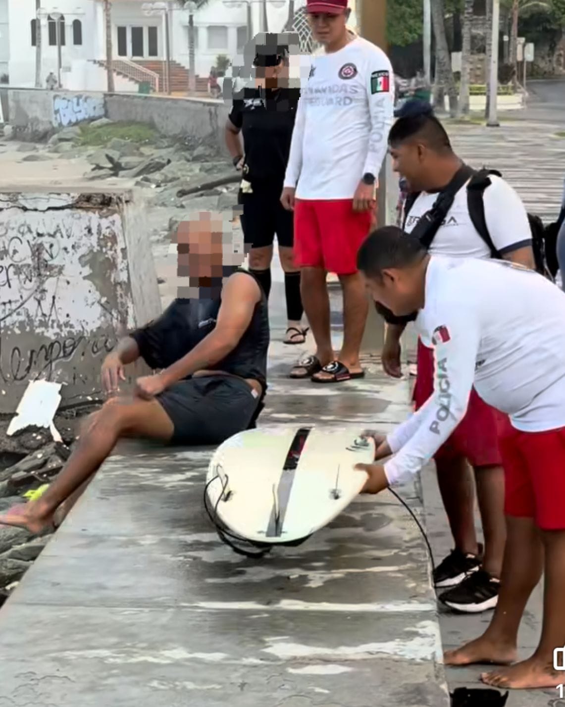 Surfista siendo rescatado.