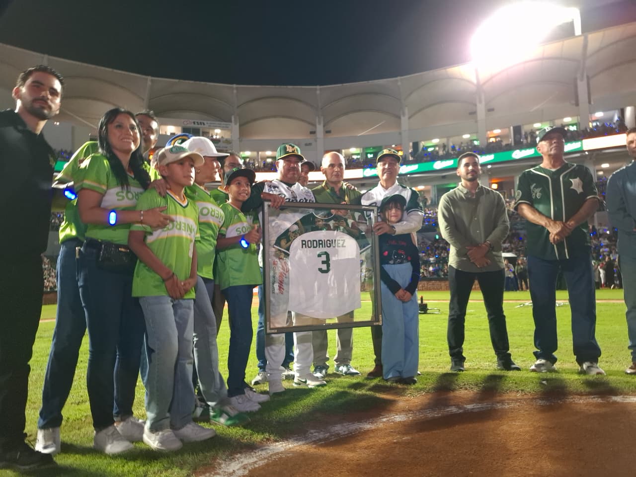 Retiran número de “Chico” Rodríguez en fiesta inaugural de Cañeros de Los Mochis