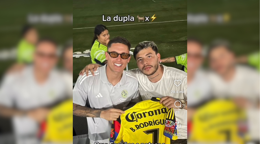 Rivald10s y Brian Rodríguez se juntan durante el juego entre Mazatlán FC vs América