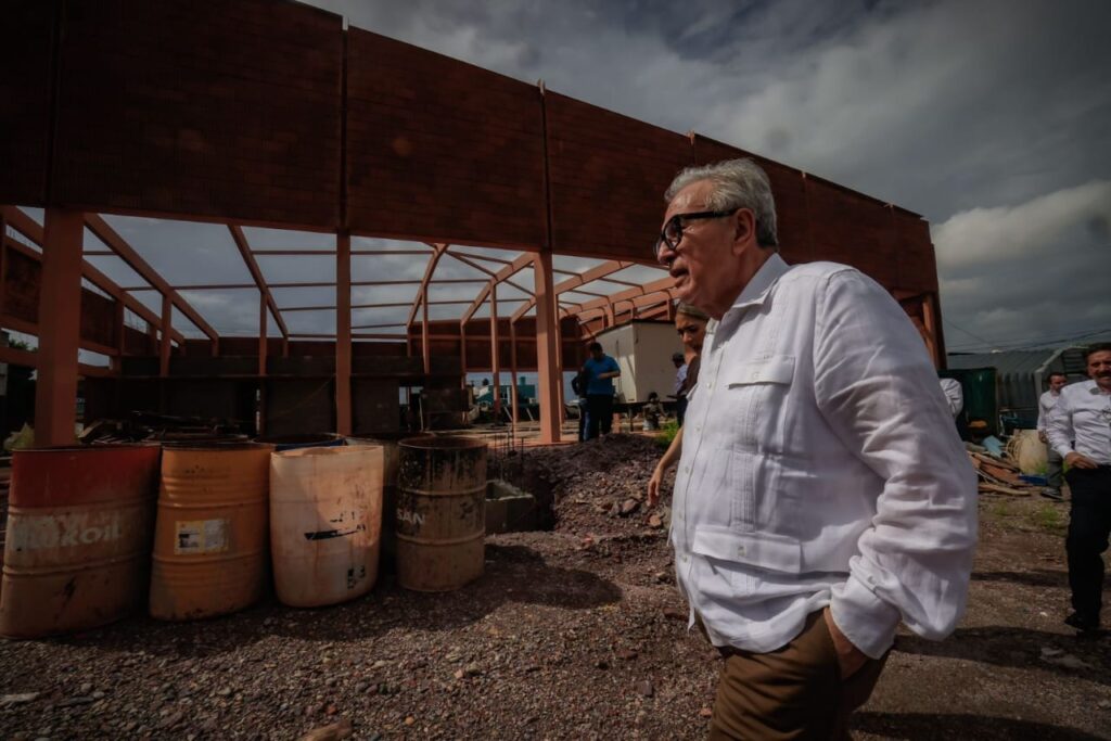 Rocha Moya supervisando la construcción del polideportivo Marco Verde.