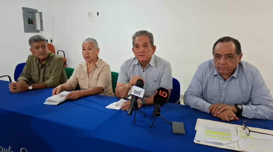 Wenceslao Ríos, director de la escuela, e invitados en rueda de prensa 