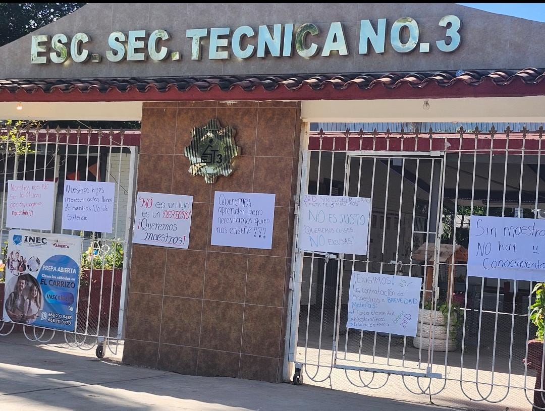 Padres de familia toman la Secundaria Técnica 3 en El Carrizo