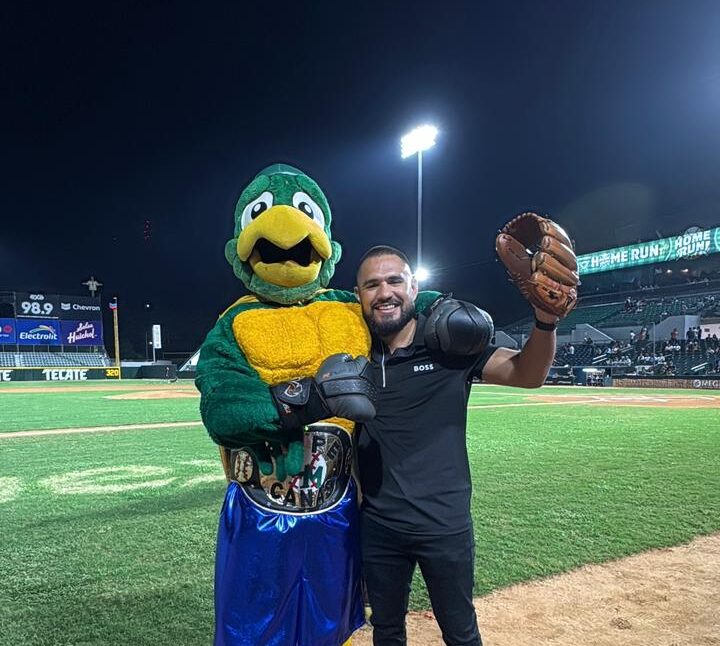 ¡De campeonato mundial! Eduardo “Sugar” Núñez lanzó primera bola en la serie Cañeros vs Naranjeros