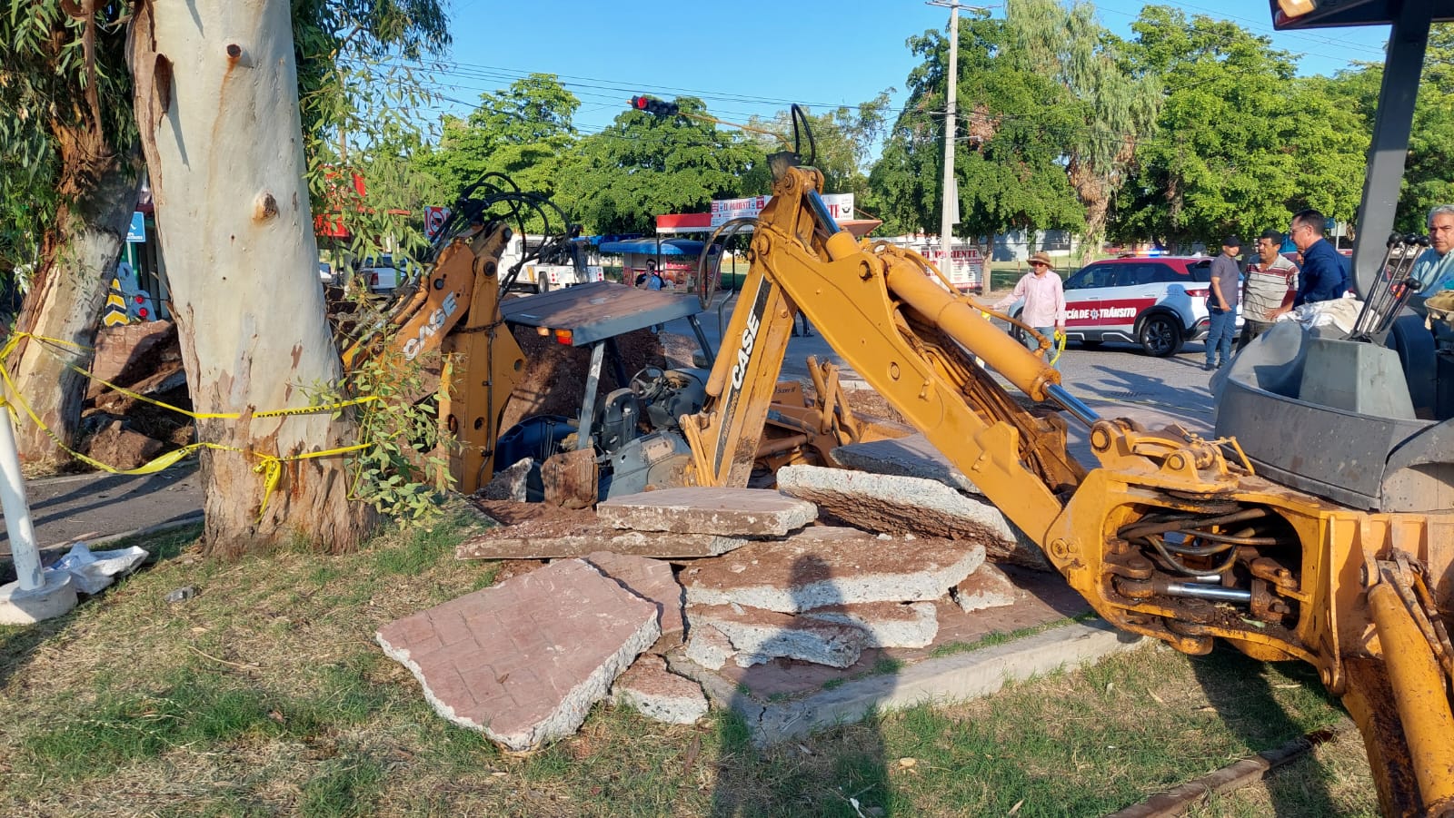 Retroexcavadora al interior de un socavón en Los Mochis.