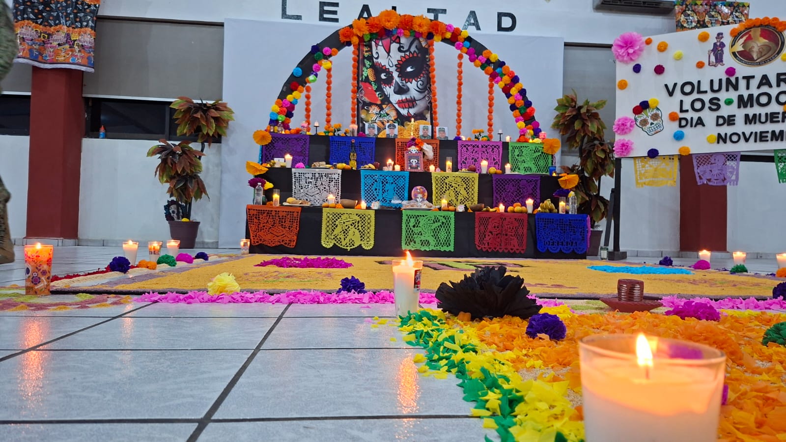 Soldados del 89 Batallón recuerdan a compañeros caídos con un altar en víspera del Día de Muertos