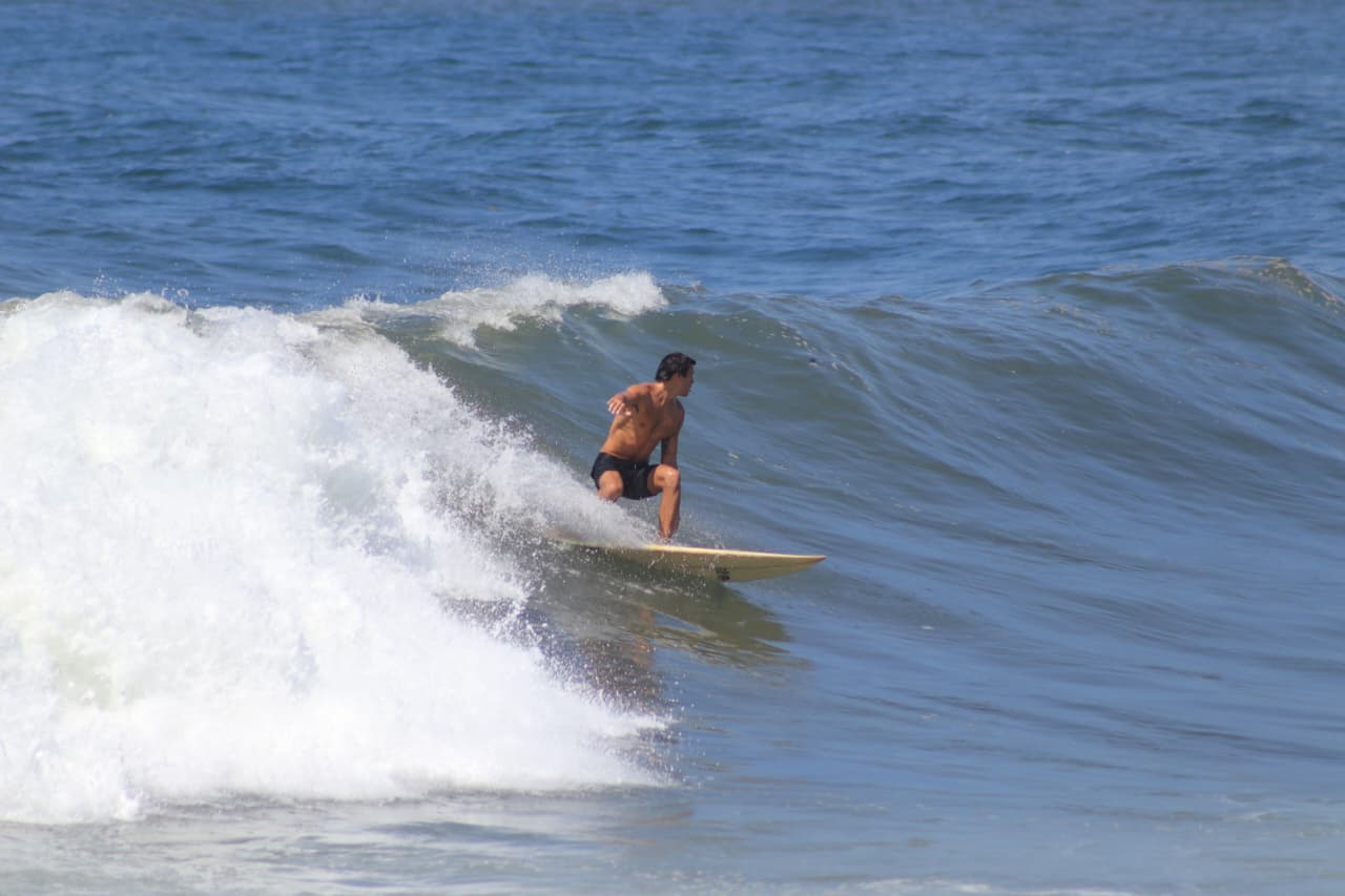 Surfista desafiando el oleaje elevado en Mazatlán.
