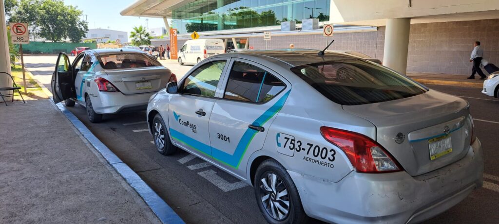 Taxis en el Aeropuerto Internacional de Culiacán.