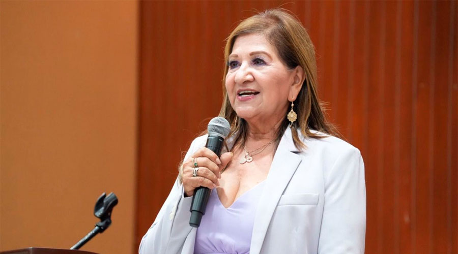 Tere Guerra sosteniendo un micrófono