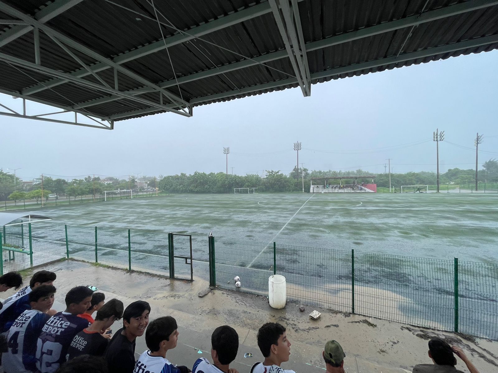Tláloc arruina la fiesta del futbol en la Unidad Deportiva Toledo Corro en Mazatlán