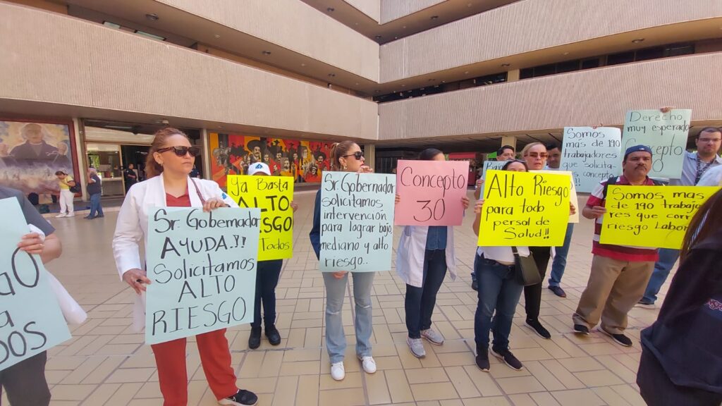 Manifestación de trabajadores de Salud en el Palacio de Gobierno.
